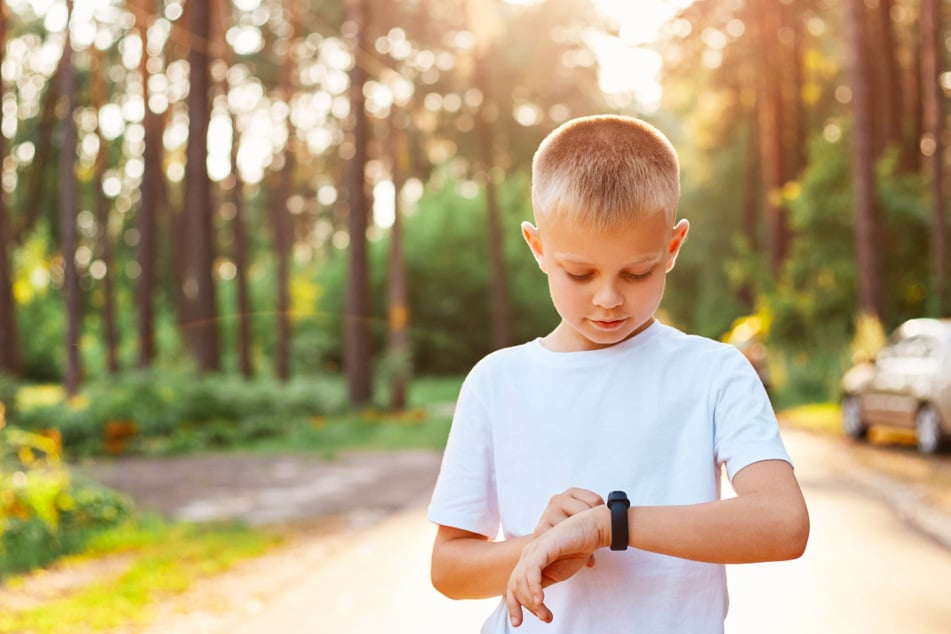 Die Anio 6 Kids Watch ist in den Farben Blau und Hibiscus erhältlich.