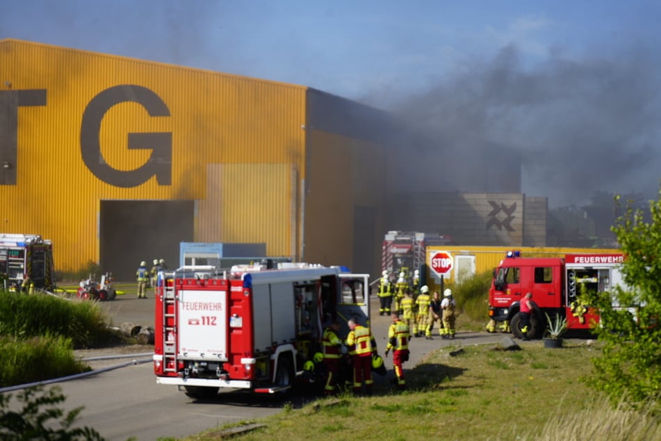 Mehrere Feuerwehrfahrzeuge sind seit Freitagnachmittag im Einsatz.