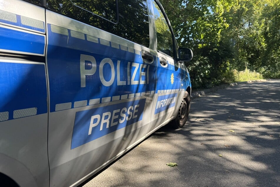 Alarmierte Einsatzkräfte der Polizei entdeckten die Leiche.