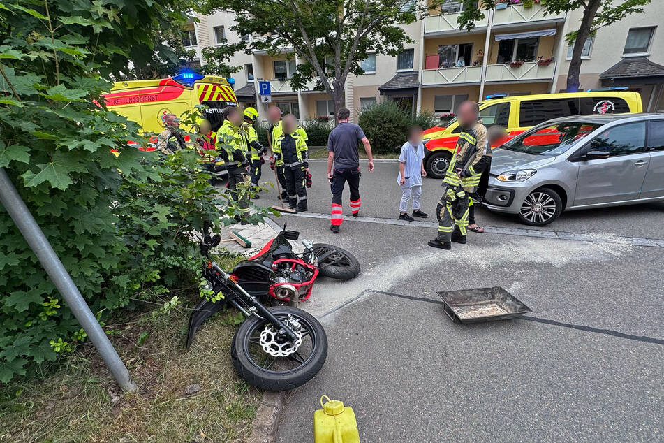 Auf der Robert-Koch Straße in Oberlungwitz (Landkreis Zwickau) kollidierte am Freitagabend ein Biker mit einem VW. Die Straße wurde gesperrt.
