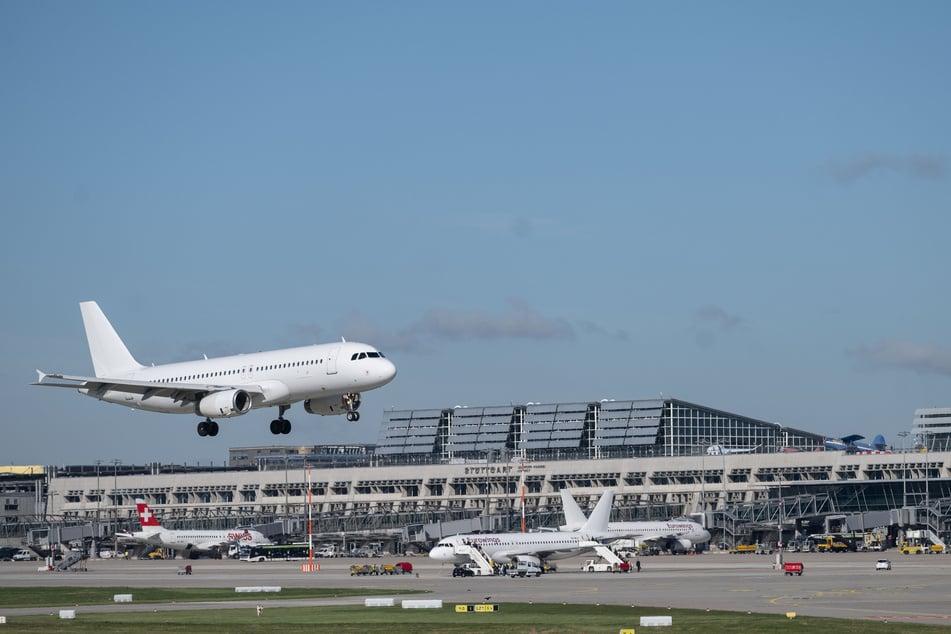 Am Sonntagmorgen wurde der Flugverkehr wegen eines einzelnen Mannes ohne Ticket unterbrochen. (Symbolbild)