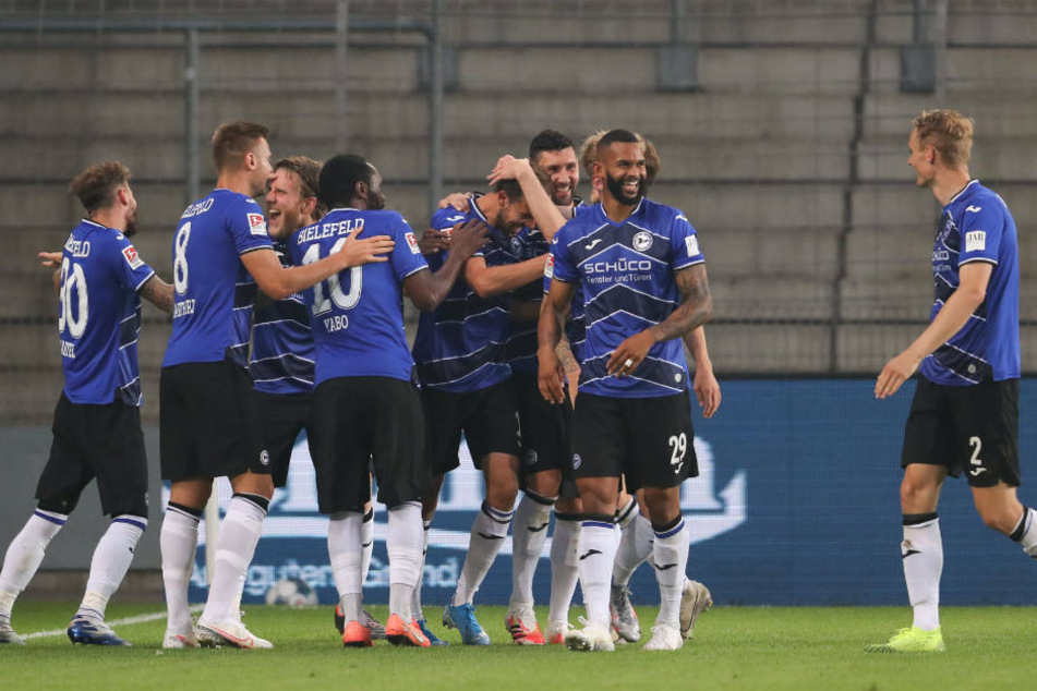 Die Arminen feiern das 1:0 durch Manuel Proetl.