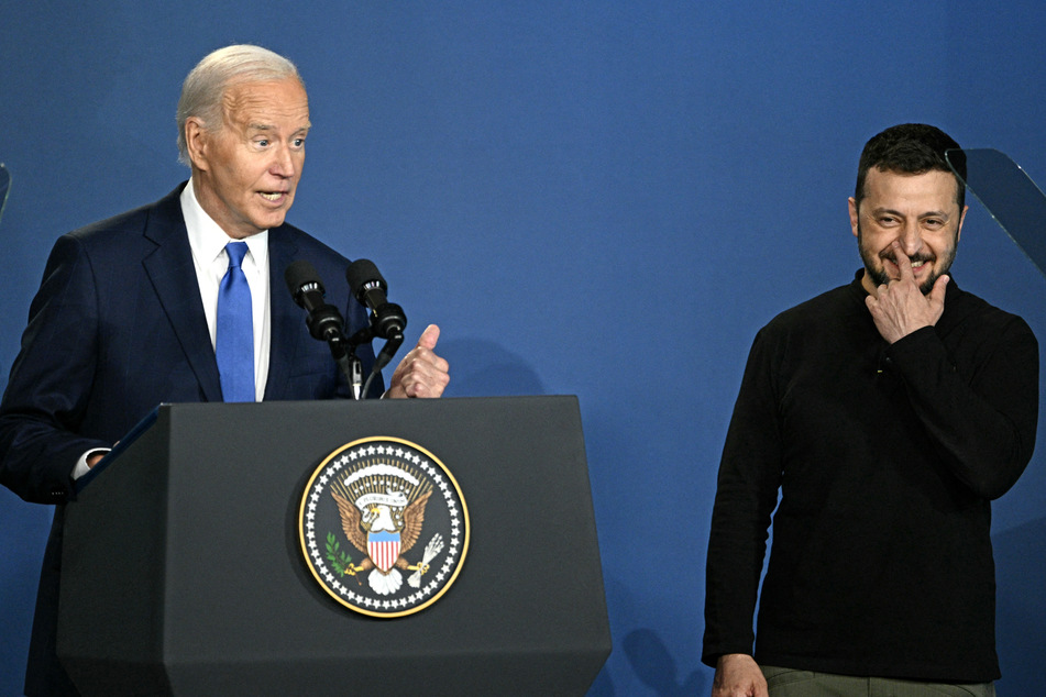 US President Joe Biden (l.) mistakenly introduced Ukraine President Volodymyr Zelensky (r.) as Russian foe Vladimir Putin.