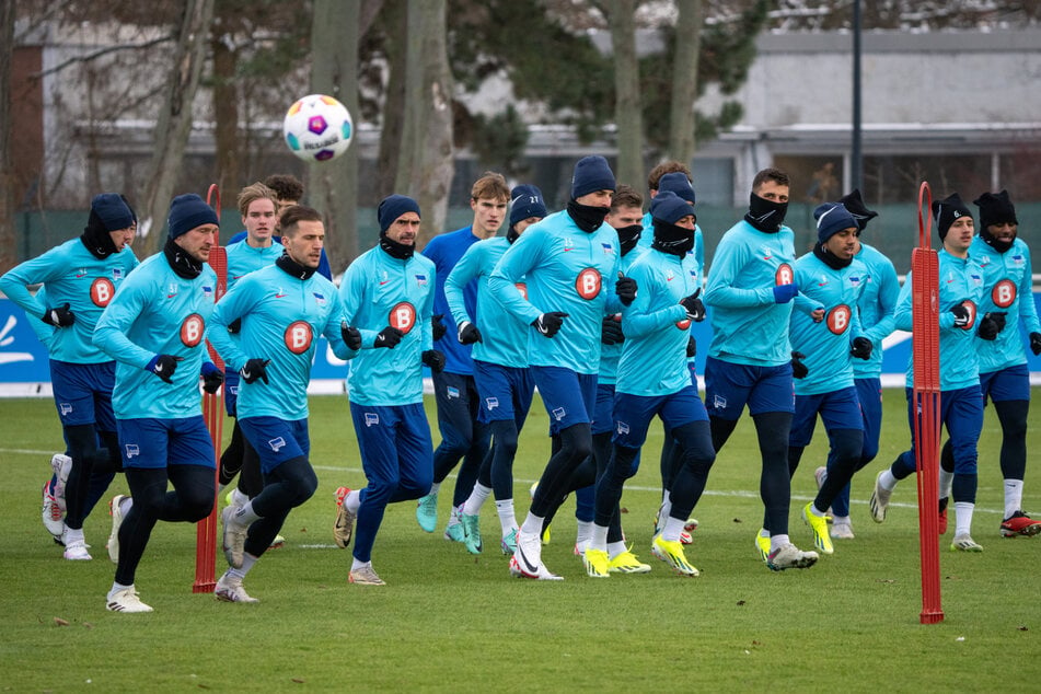 Die Hertha-Stars laufen sich warm und richten den Blick auf Düsseldorf.