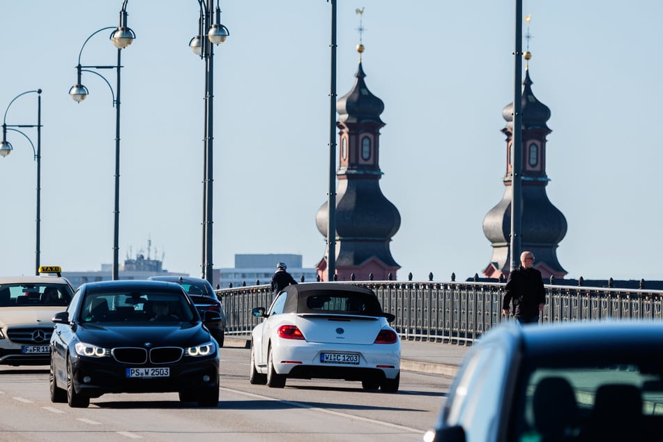 Auf der Theodor-Heuss-Brücke hatte der AMG-Fahrer die Zivilstreife geräuschvoll überholt. (Archivbild)