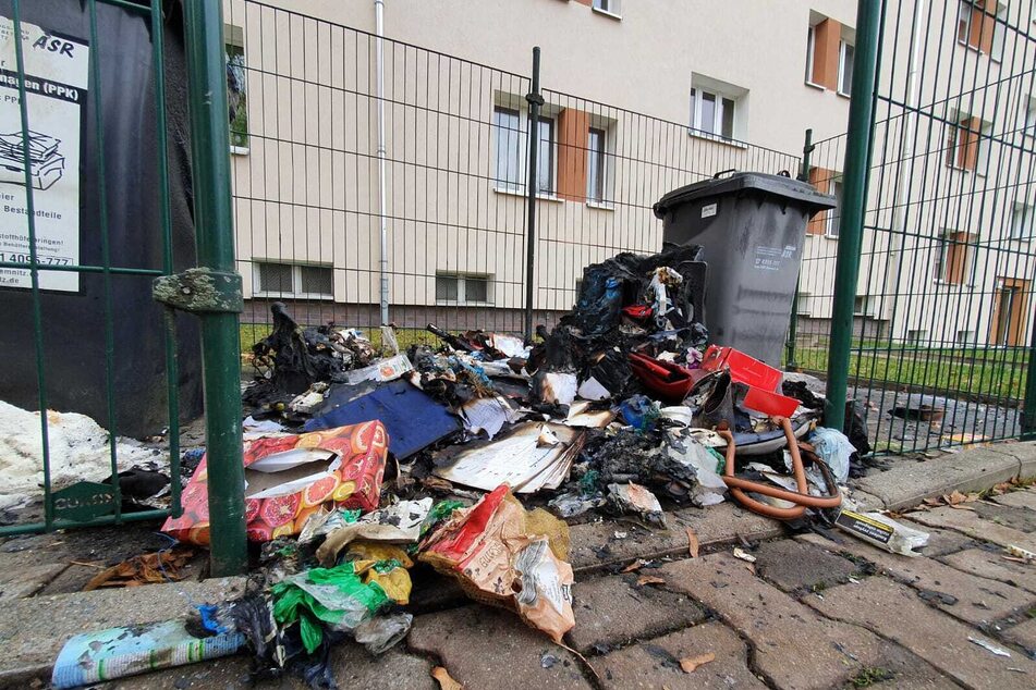 Gegen 2.30 Uhr brannten in der Haydnstraße zwei Restmülltonnen, die beide durch die Flammen zerstört wurden.