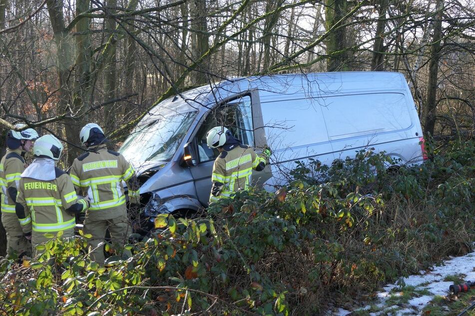 Der Transporter landete in einem Wäldchen abseits der Fahrbahn.