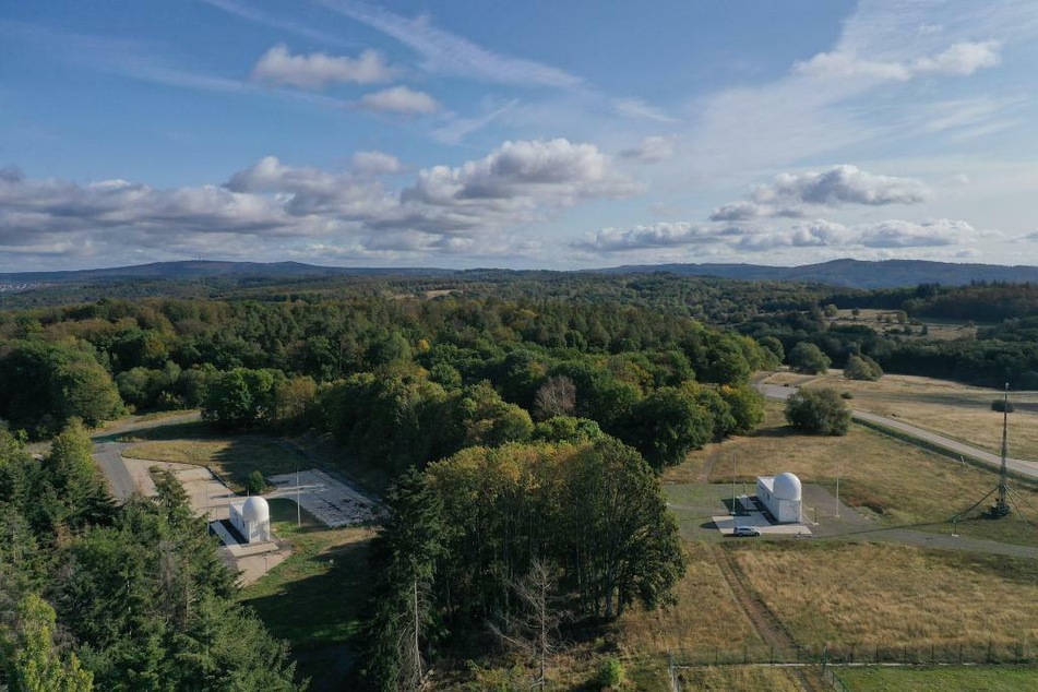 Das Radar "Gestra" ist in zwei Gebäude aufgeteilt und kann Schrott im Weltall erfassen.