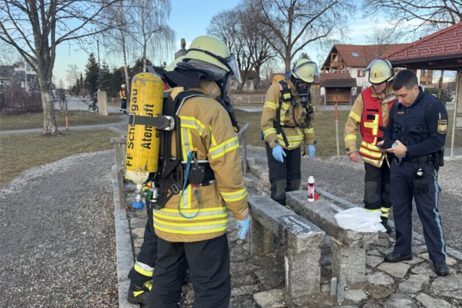 Polizei und Feuerwehr inspizierten die zunächst unbekannte Substanz.