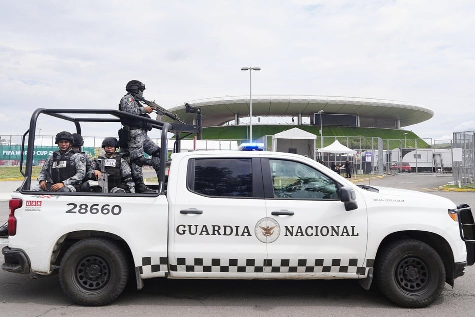 Schwer bewaffnete Einheiten der mexikanischen Nationalgarde sichern das WM-Stadion in Guadalajara. Nur wenige Kilometer entfernt wurden im Februar knapp 500 Müllsäcke mit menschlichen Überresten gefunden.
