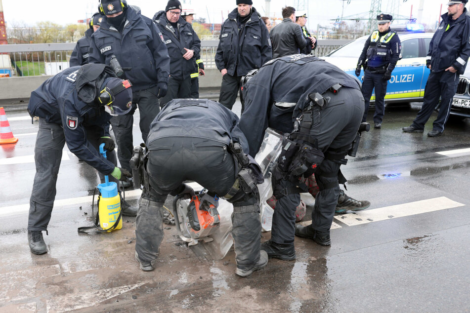 Am Donnerstag benutzten die radikalen Klimaschützer sogenannten Superkleber auf der Köhlbrandbrücke, den die Polizei nicht mit einfachen Mitteln lösen konnte.