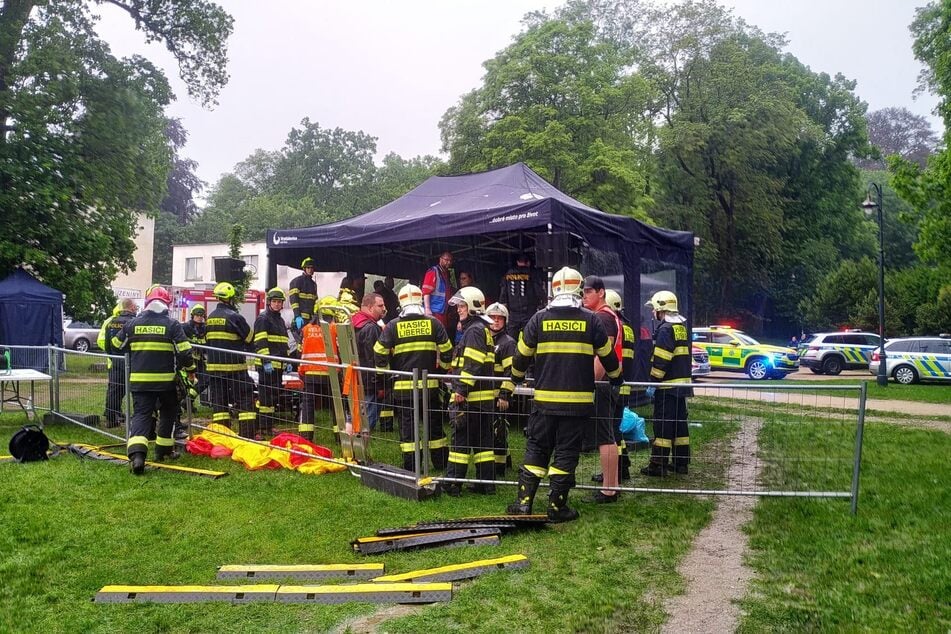 Einsatzkräfte an der Unglücksstelle im Schlosspark von Vratislavice.