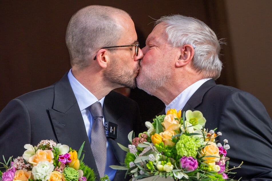 Der ehemalige Benediktiner-Mönch Anselm Bilgri (68, r.) und sein Mann Markus küssen sich 2021 nach ihrer standesamtlichen Trauung in München.
