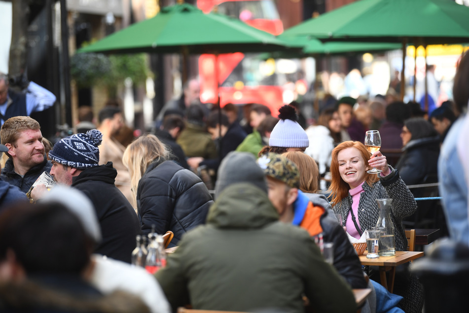 Ein Blick nach London im April: Nach Monaten des Lockdowns dürfen sich die Menschen in England über deutlich mehr Freiheiten freuen.