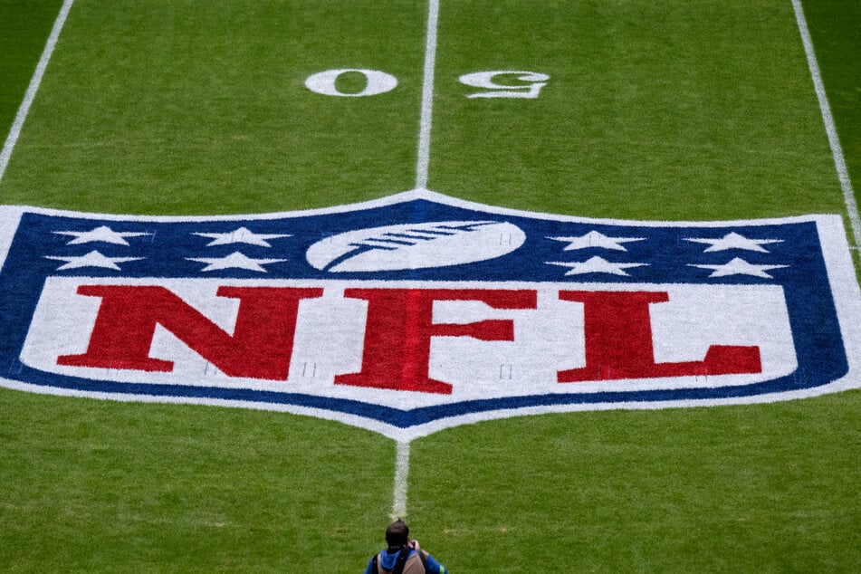 Am Sonntag lockt der Super Bowl wieder Millionen von Menschen weltweit vor den Fernseher. (Symbolbild)