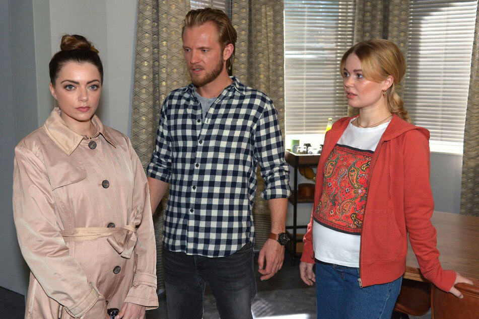 Emily (l.) entschließt sich überraschend dazu, dem Familienglück von Paul und Gina keine Steine mehr in den Weg zu legen und auch Kate daran teilhaben zu lassen.