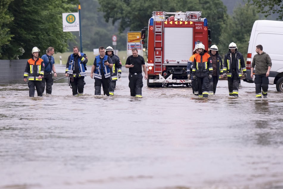 Im bayerischen Reichertshofen sind zahlreiche Helfer im Einsatz.