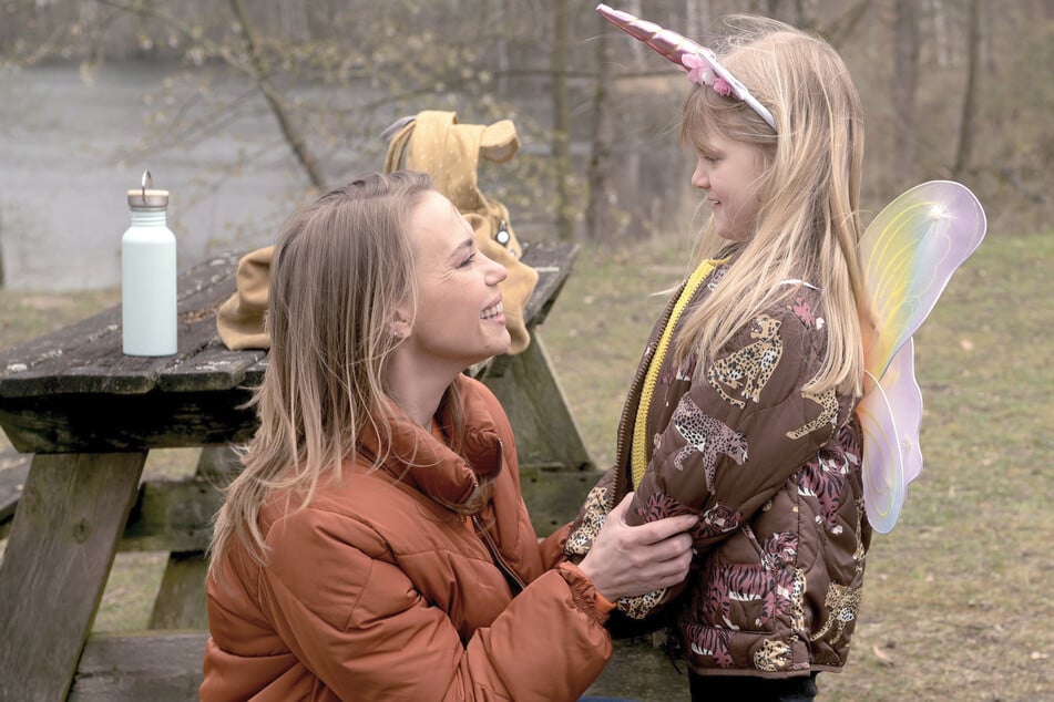 Amelie (Lara-Isabelle Rentinck, l.) spielt ausgelassen mit Henni (Jonna Weidner, r.) auf dem Ziegenhof.