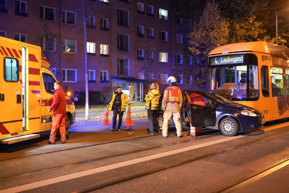Straßenbahn stößt mit Auto zusammen: Zwei Verletzte!