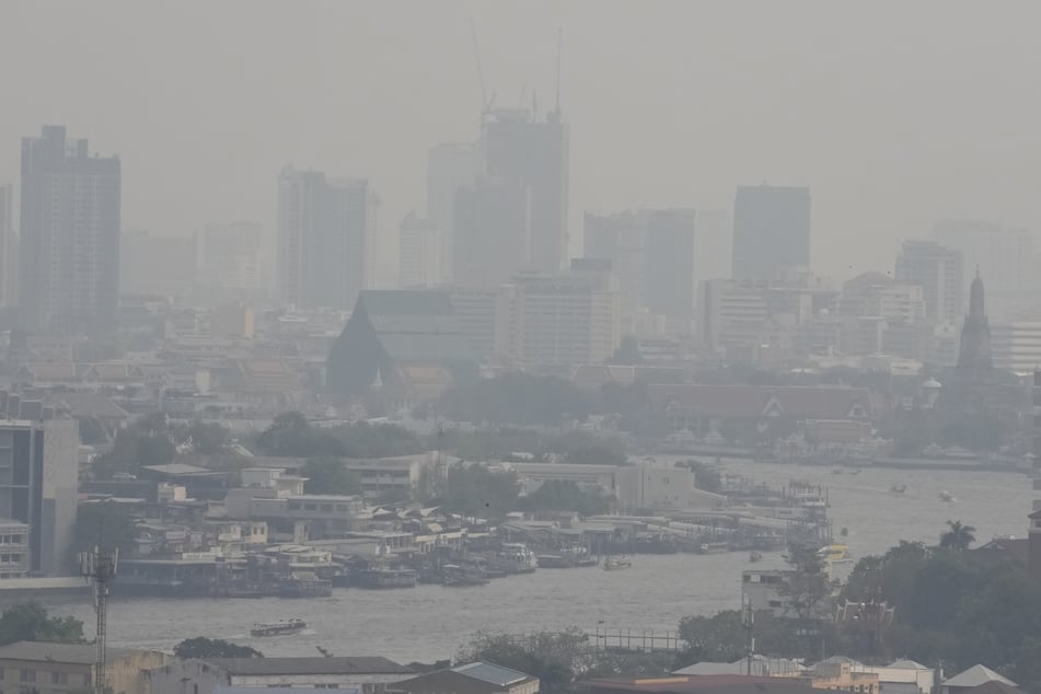 Grund für die schlechte Luft in Bangkok sind vor allem die unzähligen Autos, aber auch die Fabriken außerhalb der Stadt.