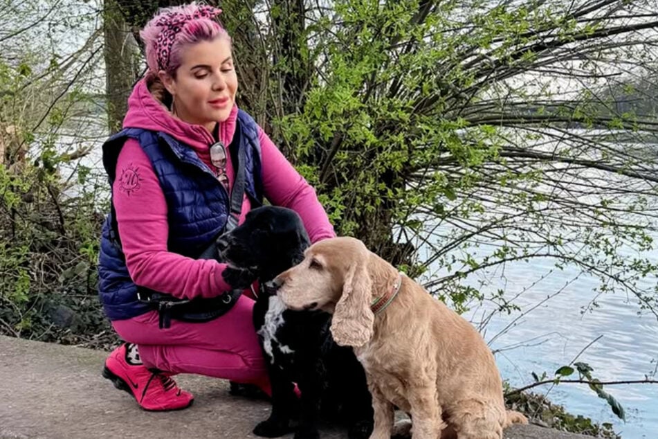 Mona ist aktive Tierschützerin und besitzt selbst zwei Cocker Spaniel.