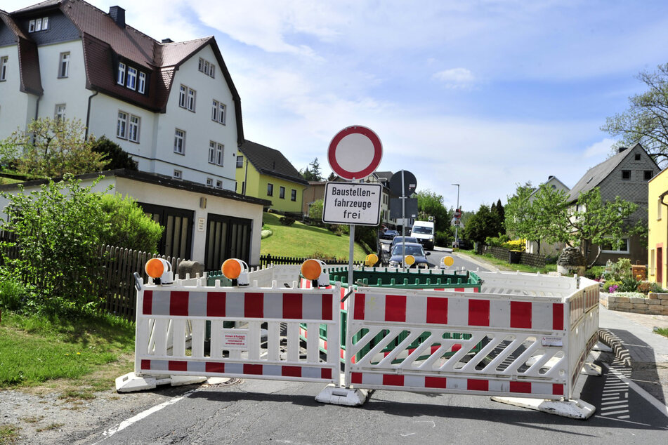 Seit Dienstag ist die Berbisdorfer Straße im Stadtteil aufgrund eines Straßeneinbruchs voll gesperrt. Das betrifft auch die Linie 76 der CVAG.