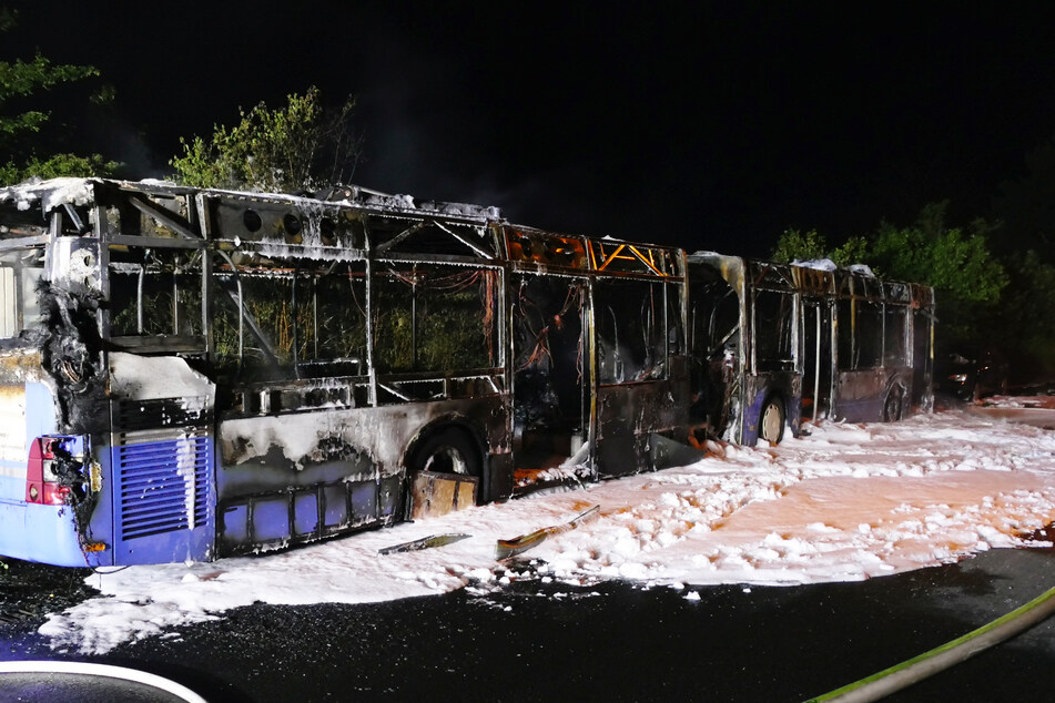 Um ein Wiederaufflammen des Feuers zu verhindern, bedeckte die Feuerwehr das Fahrzeug mit einem Löschschaum-Teppich.