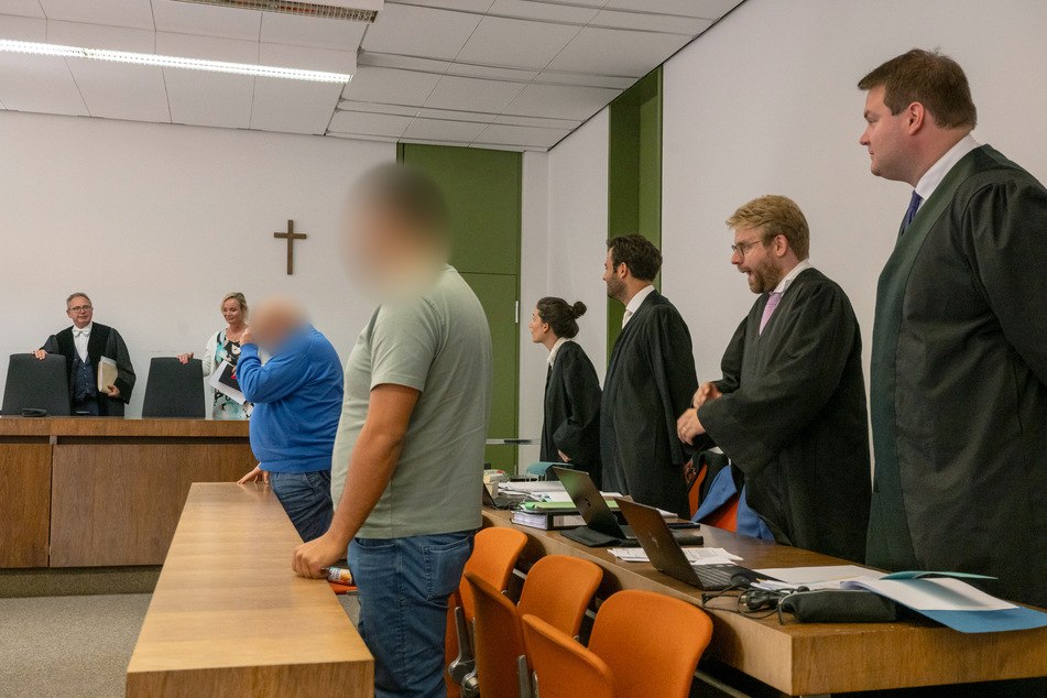 Richter Martin Hofmann (l.) nimmt vor den zwei Angeklagte Platz. Hinter den beiden mutmaßlichen Kunstfälschern stehen die Anwälte.