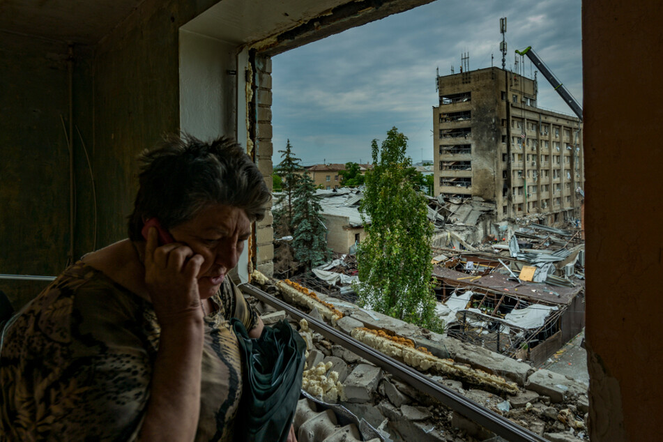 Eine Frau telefoniert in ihrem Haus in Kramatorsk, das durch die Schockwelle des Raketenangriffs zerstört wurde, um Hilfe.