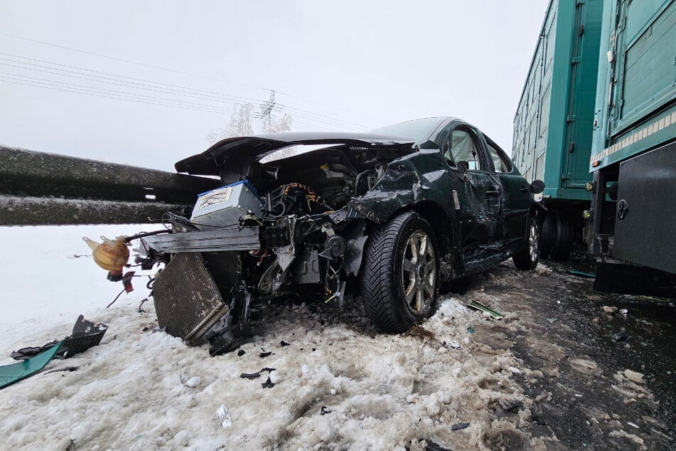 Der Wagen wurde durch den Crash völlig zerstört.