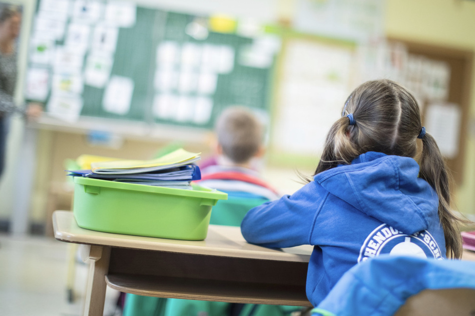 Omikron wütet in Klassenräumen: Vier Schulen in NRW schon dicht!