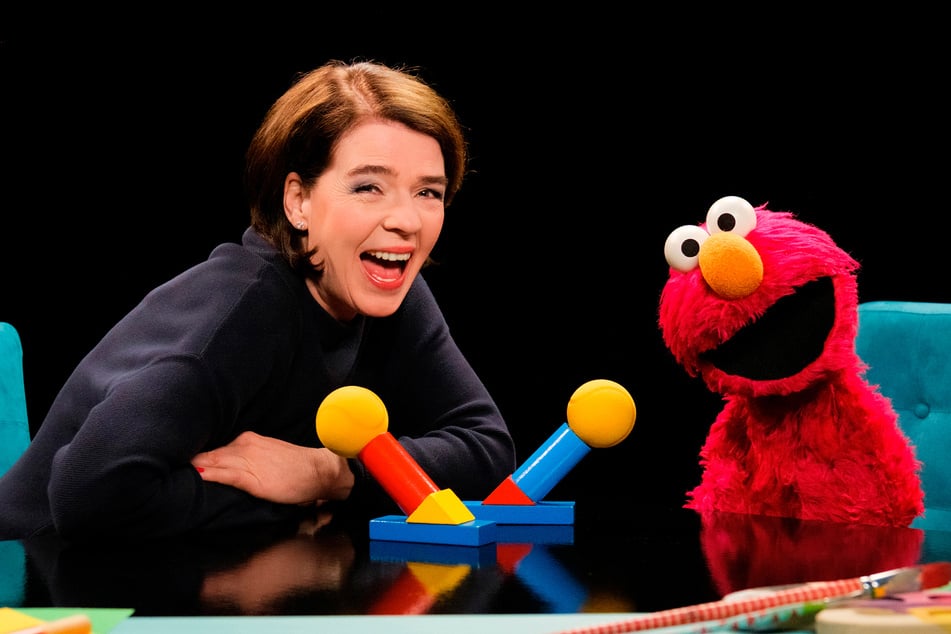 Elmo stellt in seinem neuen Videopodcast Fragen an die "Tagesschau"-Sprecherin.