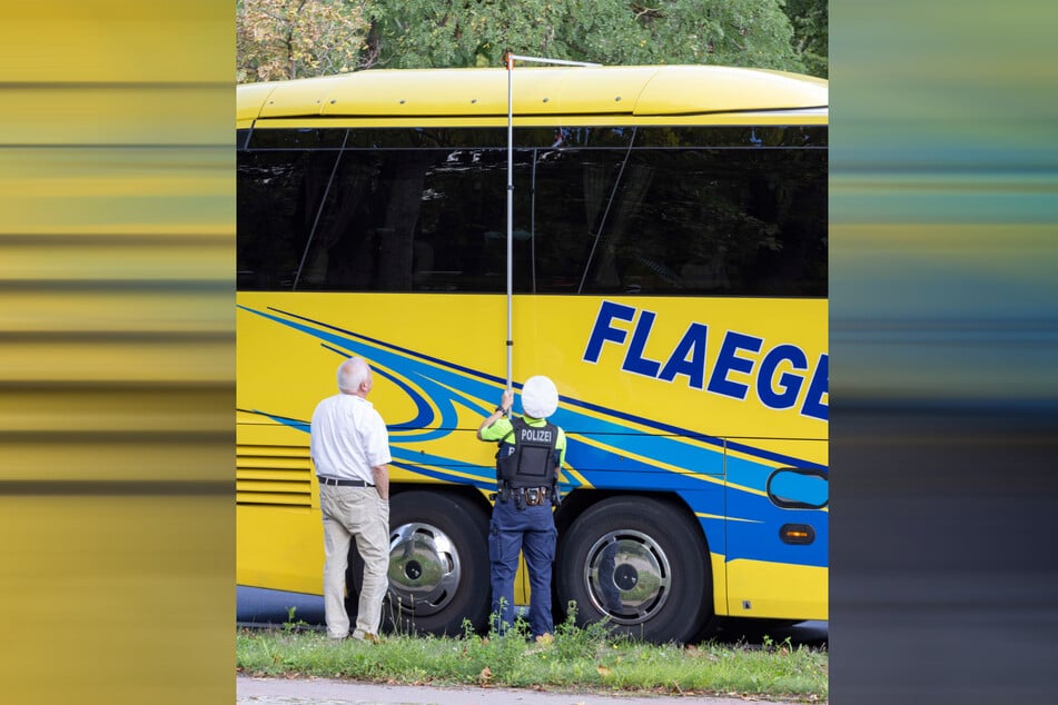Dieser Reisebus war zu hoch für die Unterführung.