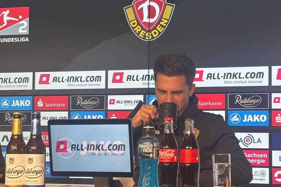 Zur Pressekonferenz am frühen Morgen brauchte auch Thomas Stamm einen Kaffee.