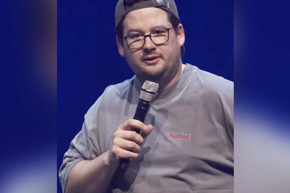 Chris Tall (34) hat während seiner Show ein Paar auf die Schippe genommen, das zu spät kam.