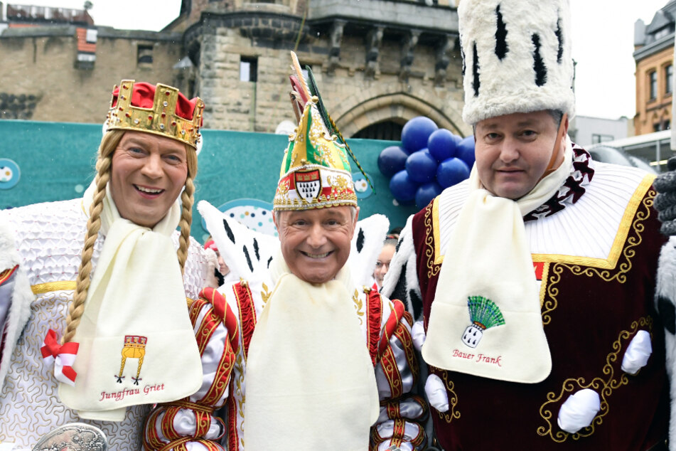 Das närrische Dreigestirn Prinz Christian II (Mitte), Jungfrau Griet (links) und Bauer Frank eröffneten den Rosenmontagszug am 24. Februar 2020.