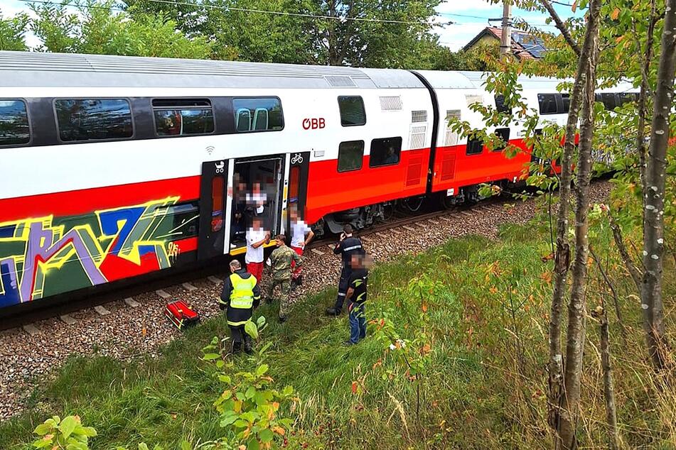 Etwa 100 Fahrgäste mussten aus dem Zug evakuiert werden.