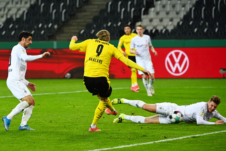 Auch dieses Tor zählte nicht! Erling Haaland (2.v.l.) war zuvor Gladbachs Ramy Bensebaini in die Hacken getreten.