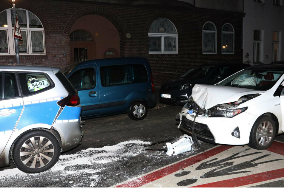 Suff-Fahrer prallt mit Auto gegen Einsatzwagen der Polizei und wird schwer verletzt