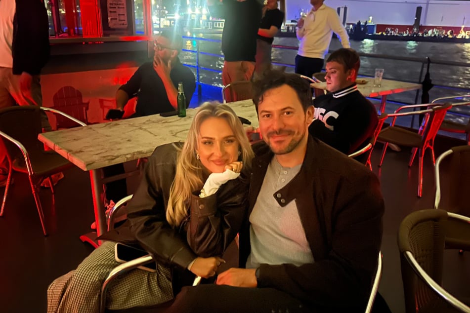 Jenny Köpper (28) und Ex-Bachelor Sebastian Klaus (38) machten die Drohnenshow auf der Elbe zur Datenight.