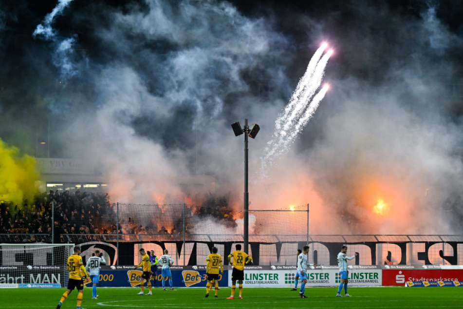 Beim Auswärtsspiel gegen 1860 München hatten Dresdner Fans Pyrotechnik gezündet und für eine kurze Spielunterbrechung gesorgt.