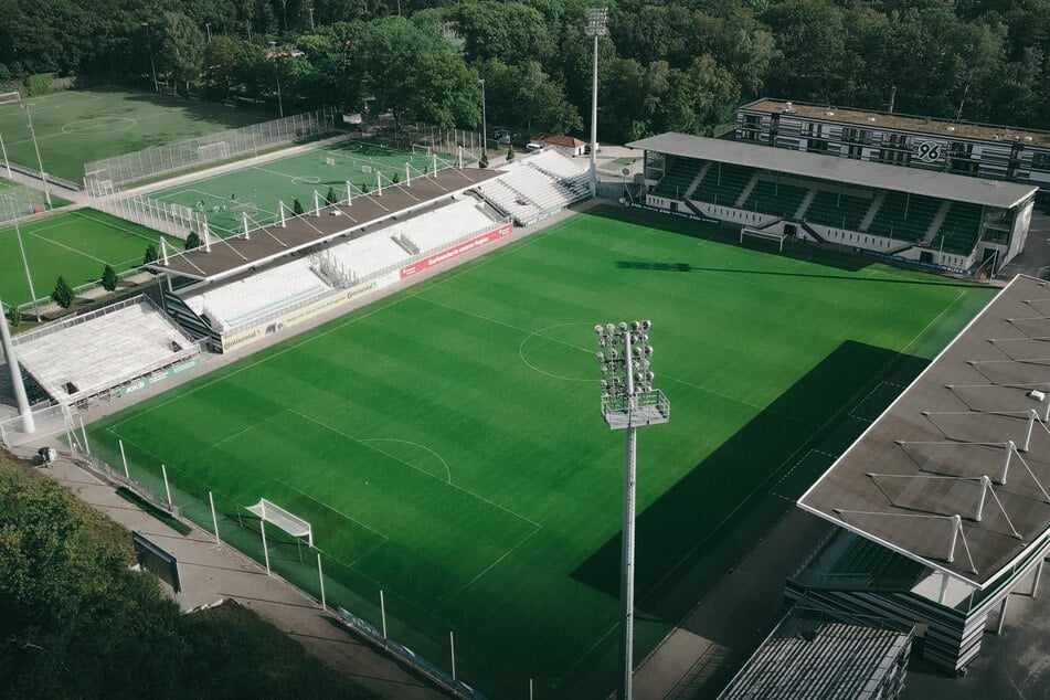 Kurzfristig wurde nicht im Eilenriedestadion (Foto) gespielt, sondern auf Rasenplatz 6 der 96-Akademie.