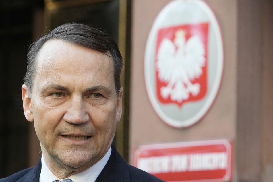 Alles andere als begeistert ist der polnische Außenminister Radoslaw Sikorski (61) von den kritischen Äußerungen, die aus der Ukraine auf Polen einprasseln.