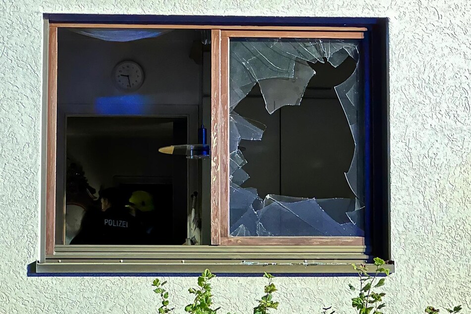 Durch die heftige Explosion wurden Scheiben und Fenster aus ihrer Verankerung gerissen.