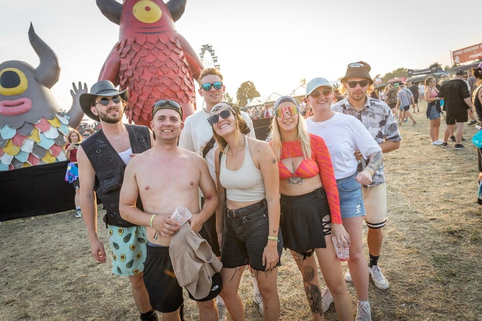 Vincent (2.v.l.) und Tajana (3.v.l.) mit ihren Freunden vor den Highviechern. Für die beiden ist es längst nicht mehr der erste Highfield-Besuch. Das. beste am Festival für sie: Der Zeltplatz.