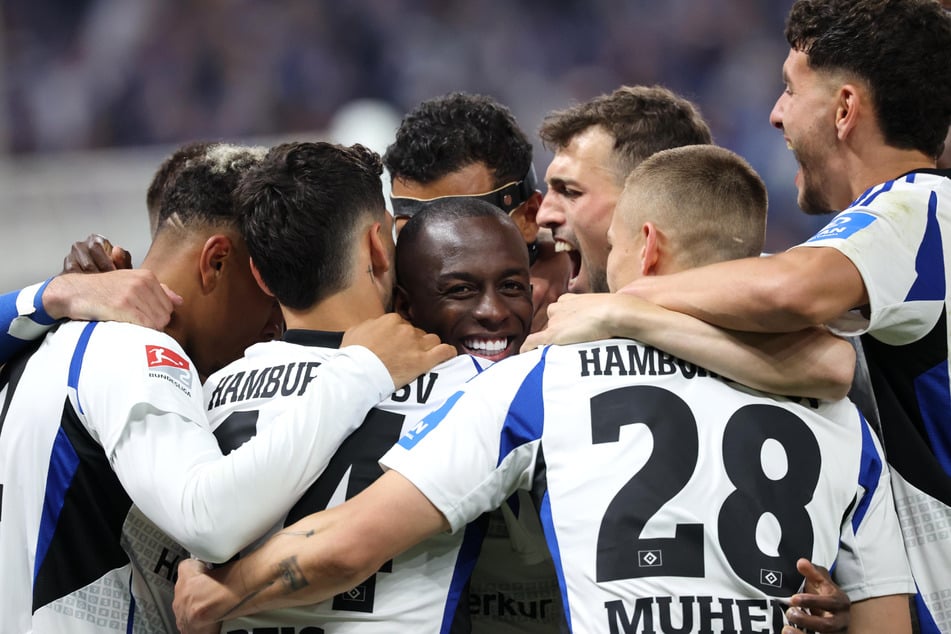 Ekstase pur bei den HSV-Spielern: Die Rothosen sind nach sieben langen Jahren zurück in der Bundesliga.