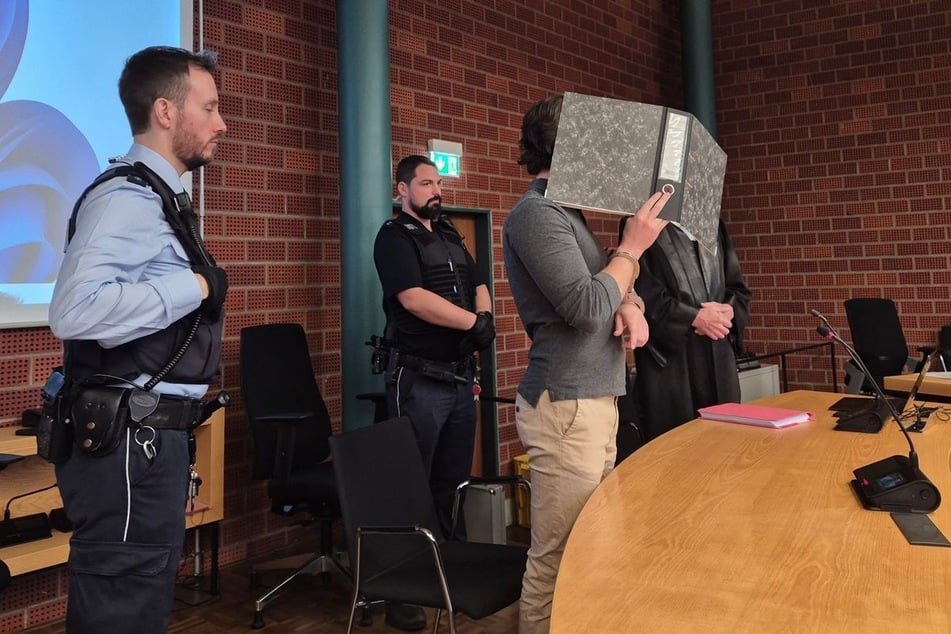 Der 28-jährige Rettungssanitäter muss für seine mit gefälschten Zeugnissen erschlichene Arzt-Karriere nun fast vier Jahre hinter Gitter.