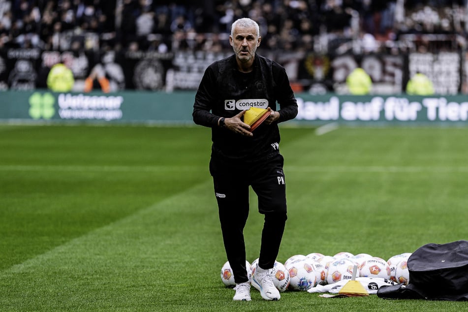 St. Paulis Co-Trainer Peter Nemeth (53) wird mit seinem Aufwärm-Ritual zum Internet-Hit.