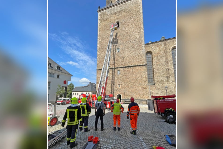 Mithilfe der Drehleiter konnte die Frau aus dem Turm gerettet werden.