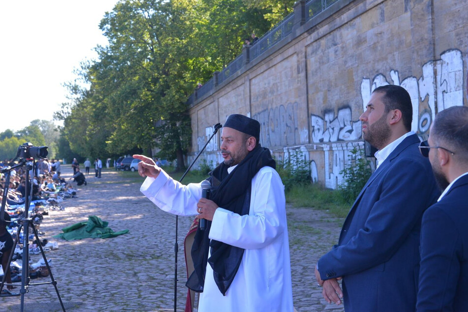Saad Elgazar (57), Vorsitzender des Marwa El Sherbiny Kultur- und Bildungszentrums in Dresden, sprach das Gebet ins Mikrofon.